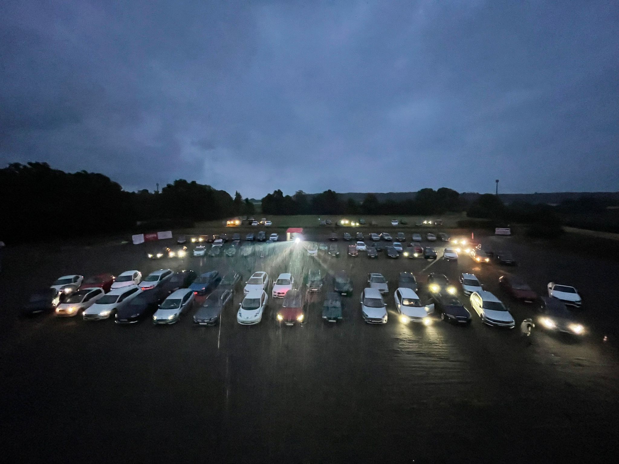 Blick auf das Autokino Rasstal bei Nacht