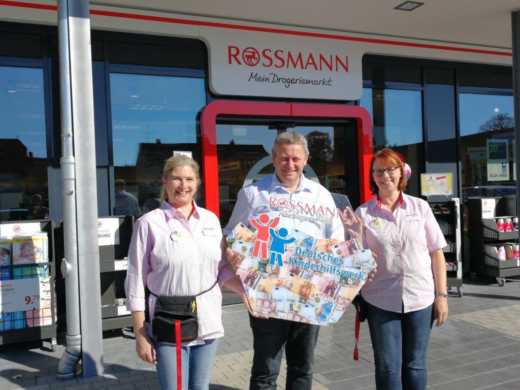 Rossmann spendet an Bürgerstiftung Wilhermsdorf Spende an die Bürgerstiftung Wilhermsdorf vom Kinderholfswerk und Rossmann
