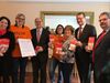 Crhsitian Schmidt gratuliert Stiftung Mütterzentrum 