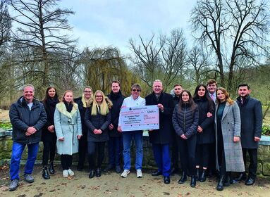 Am 6. Februar übergaben die Sparkassen-Azubis den Spendenscheck an Dr. Pfann und sein Team - begleitet von Hans Wölfel und Udo Blank.