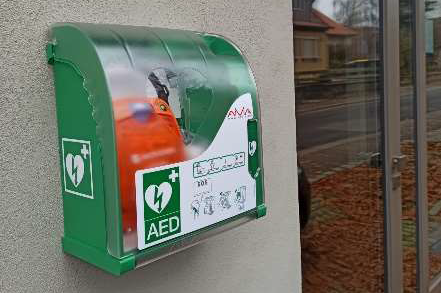 4 neue öffentliche Defibrillatoren angeschafft